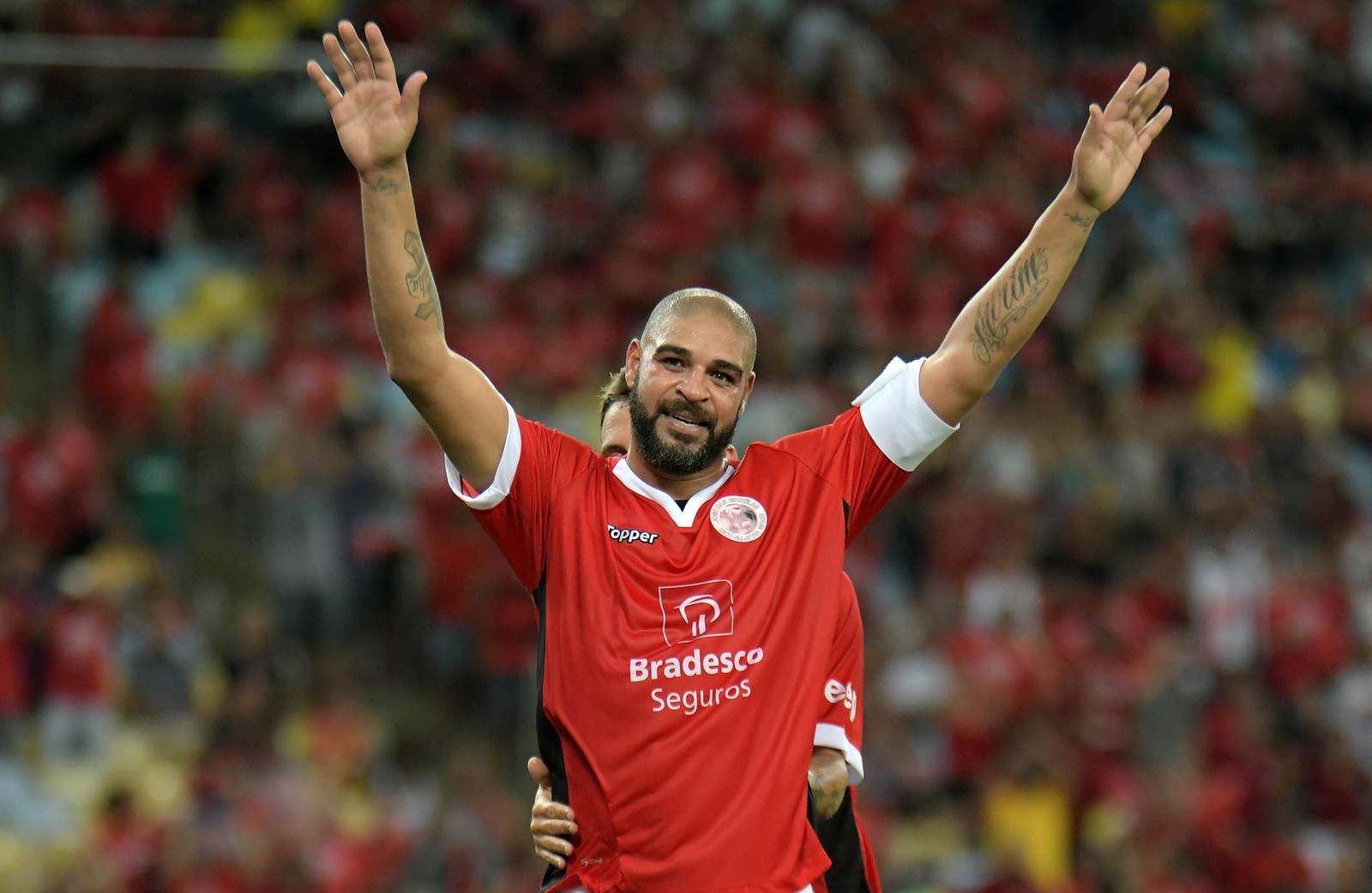 O Imperador voltou! Atrasado, Adriano retorna ao Maraca com gol e bolas na trave