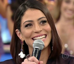 Carol Castro se emociona no seu 'Arquivo Confidencial' (Foto: TV Globo)