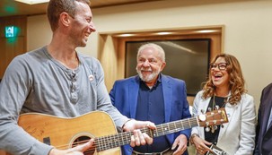 Vocalista do Coldplay encontra Lula e Janja: 'Ganhei um violão', diz presidente
