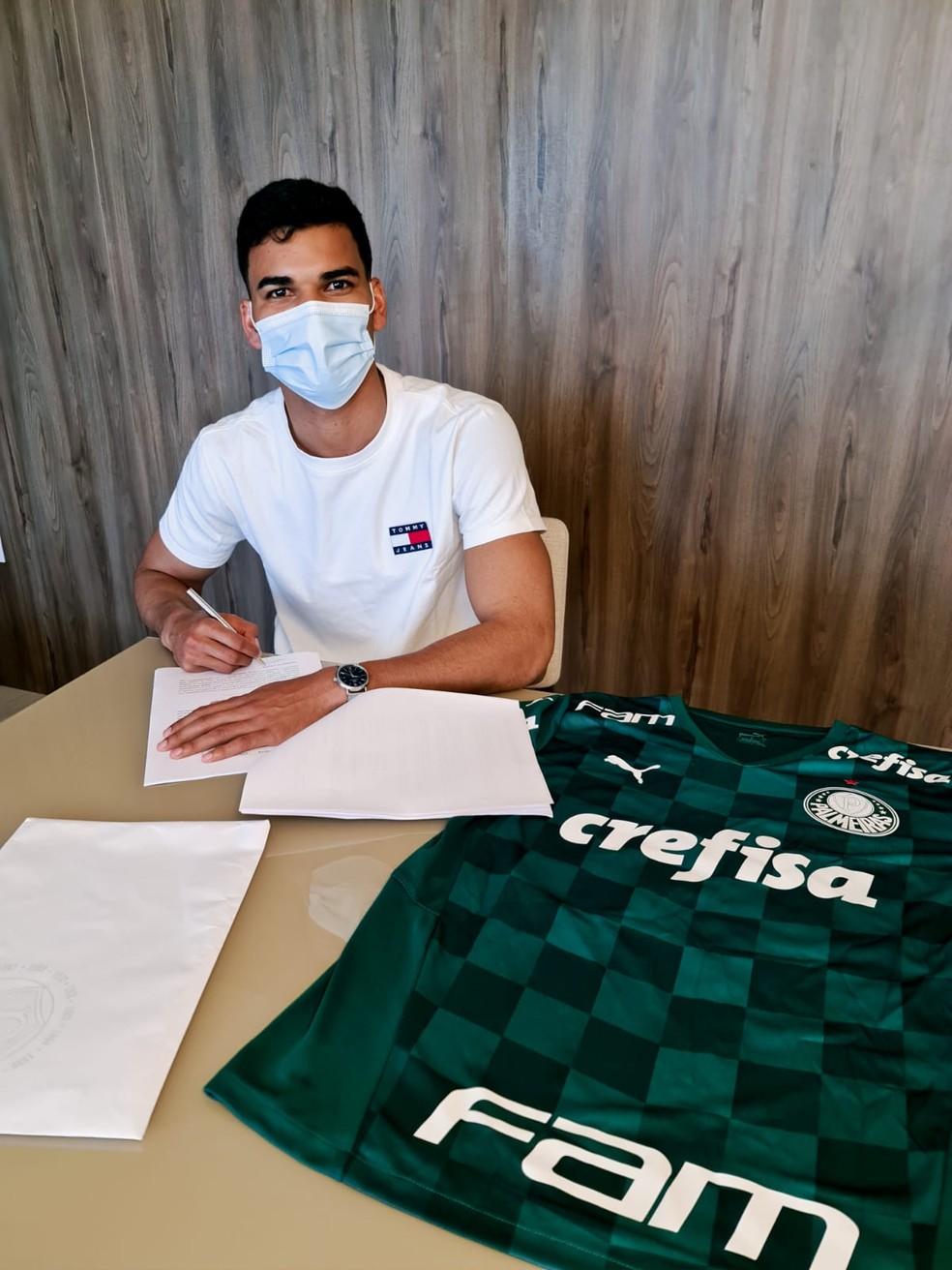 Danilo Barbosa, reforço do Palmeiras, assinando o vínculo com o clube alviverde — Foto: Divulgação