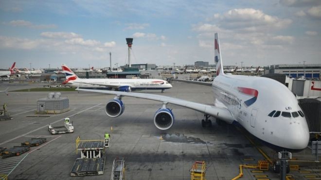 BBC: Abastecer aviões com combustível extra ajuda a evitar o custo mais alto deste insumo em seu destino (Foto: VIA BBC)