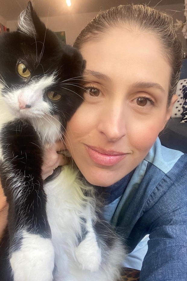 Nossa diretora de conteúdo Paula Merlo conta como suas duas gatinhas têm ajudado durante o isolamento social  (Foto: Reprodução)