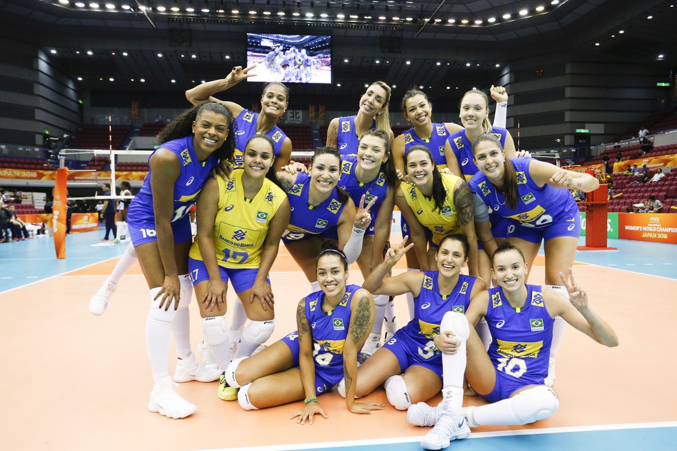 Thaisa e Carol, no alto, celebram vitória do Brasil no Mundial de 2018 — Foto: FIVB