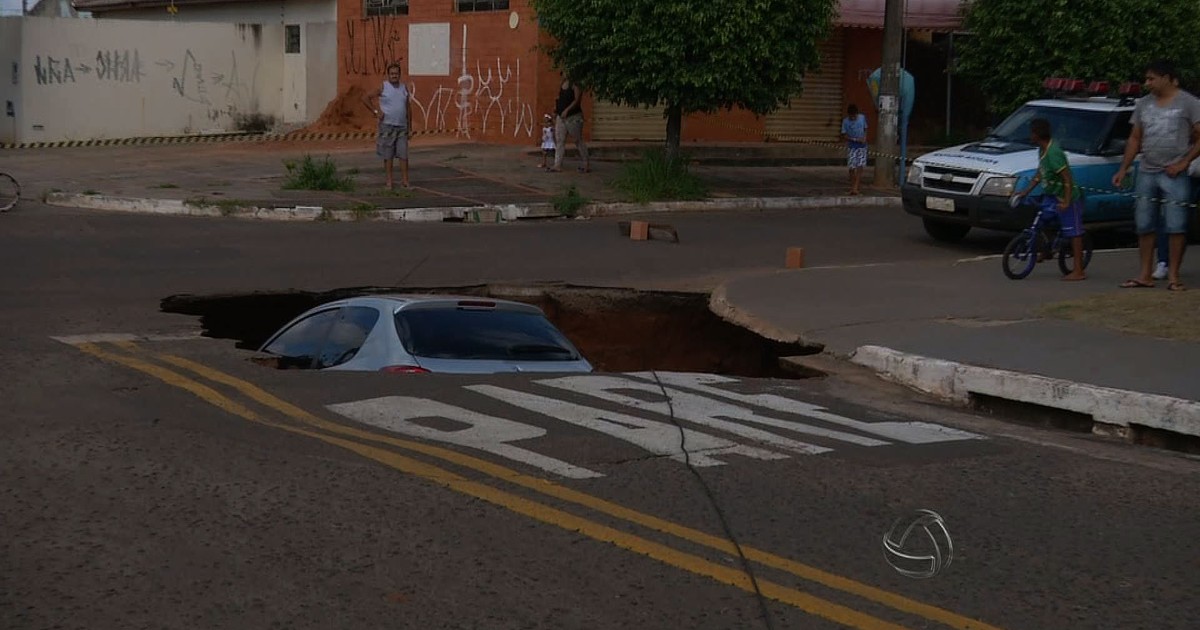 G1 - Carro é 'engolido' por cratera aberta após vazamento de água em MS ...
