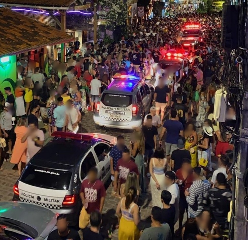 Multidão se aglomera na Praia da Pipa no dia 7 de setembro — Foto: Redes sociais