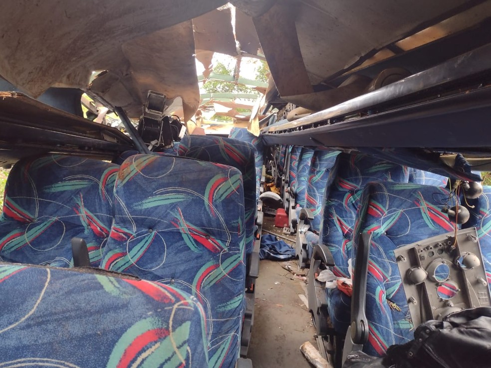 Ônibus cai em ribanceira e deixa 10 mortos e outros 21 feridos, em Sapopema — Foto: Alceu Nascimento/RPC