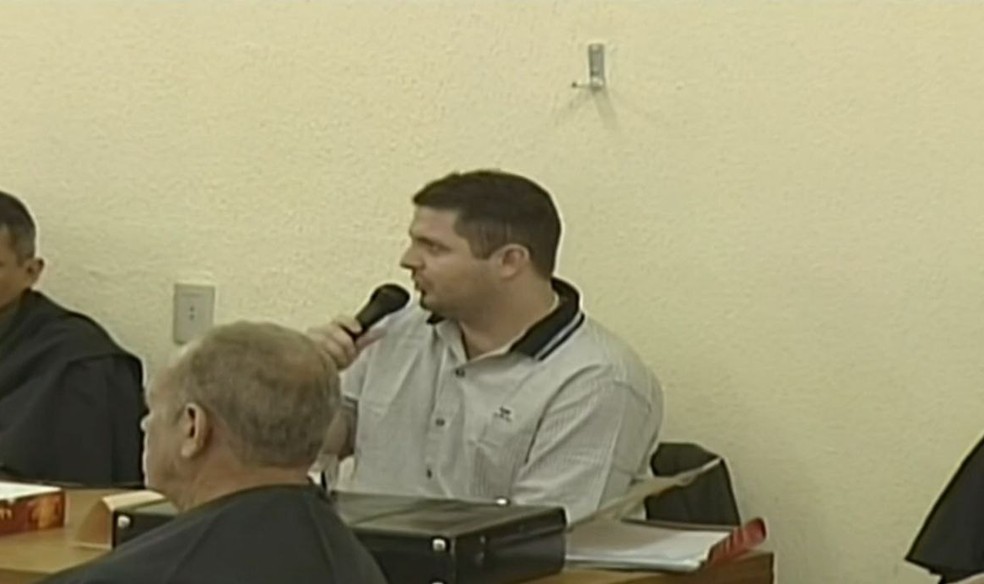 Sérgio Rolim em julgamento pela participação nas mortes de vítimas do grupo criminoso. — Foto: Reprodução/TV Verdes Mares