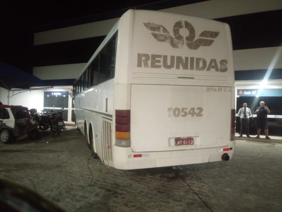 Ônibus que invadiu posto e deixou feridos em Arapiraca, no Agreste de Alagoas — Foto: Divulgação/Corpo de Bombeiros de Alagoas 