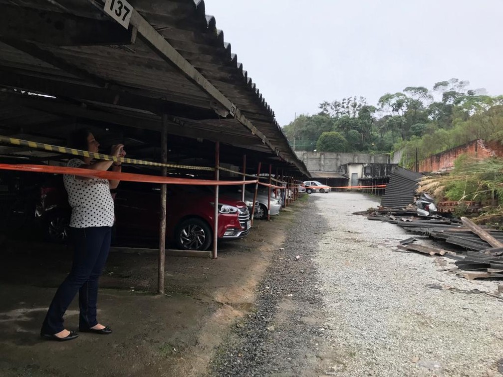 Conjunto residencial em que muro caiu fica no Campo Comprido — Foto: Cassiano Rolim/RPC