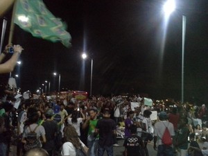 Manifestantes ocuparam um dos sentidos da Ponre Bandeira Tribuzzi (Foto: João Ricardo/G1 Maranhão)