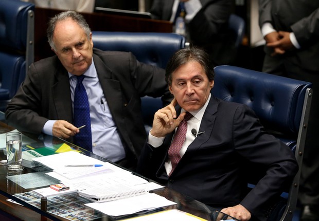 O senador Cristovam Buarque e o presidente do Senado, Euní­cio Oliveira, durante sessão plenária para analisar decisão do STF que afasta o senador Aécio Neves (Foto: Wilson Dias/Agência Brasil)
