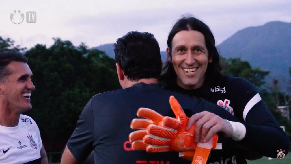 No Ninho do Urubu, Rogério Ceni abraça Cássio e recebe elenco do Corinthians
