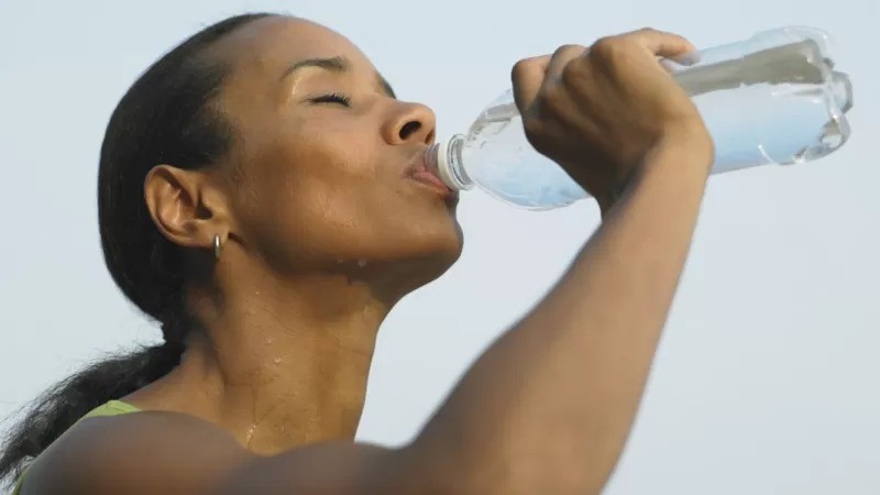 É importante manter-se hidratado em climas quentes (Foto: GETTY IMAGES via BBC)