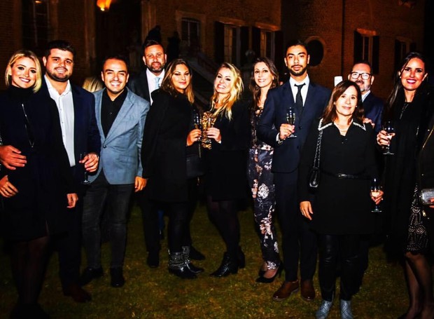 Thiago Sodré, CEO do Club&Casa Design, com a esposa Isabella Toldo, e parte do grupo de profissionais que participou da festa de encerramento da Semana de Design, em Milão (Foto: Divulgação)