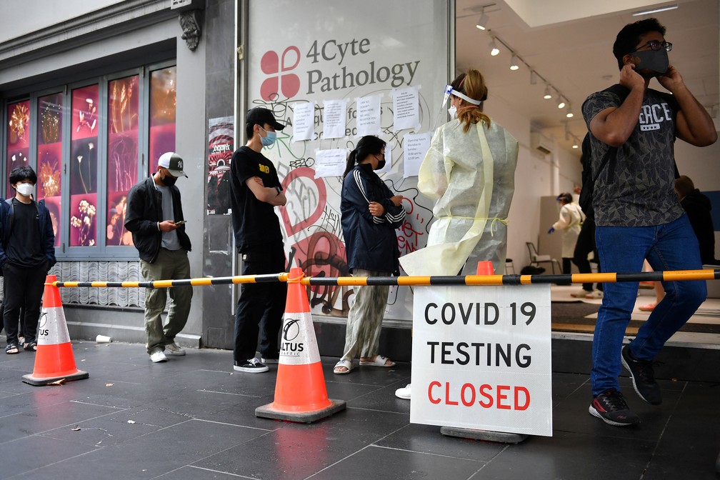 Pessoas fazem fila em local de testagem da Covid-19 em Melbourne, na Austrália, em 5 de janeiro de 2022 — Foto: Joel Carrett/AAP Image via Reuters
