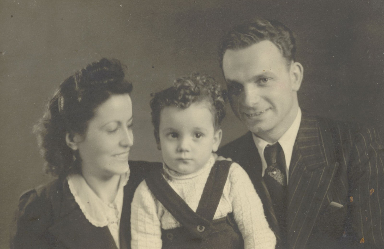 Foto do casal de noivos com seu filho Edouard, 18 de março de 1944 — Foto: Propriedade de Rudolf Friemel, Biblioteca Municipal de Viena