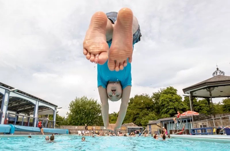 A natação aumenta a capacidade de memorização de jovens e crianças (Foto: Pa Media via BBC News)