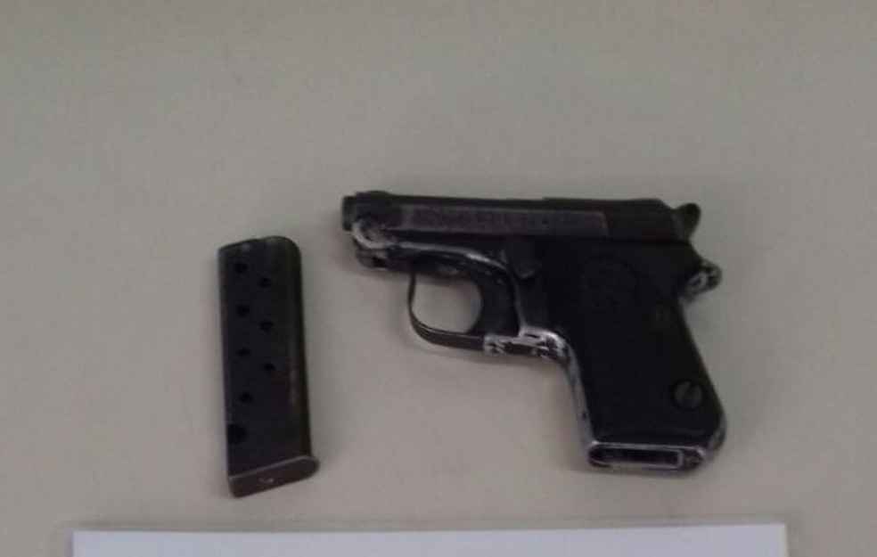 Estudante foi apreendido com arma de fogo dentro de escola em Escada, na Mata Sul de Pernambuco (Foto: Divulgação/PM)