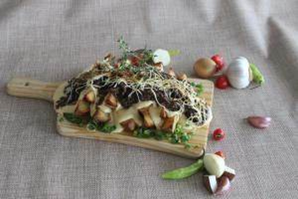 Ragu de paleta bovina ao molho Roti em cama de creme de mandioquinha sobre batatas rústicas. — Foto: Comida Di Buteco/ Divulgação