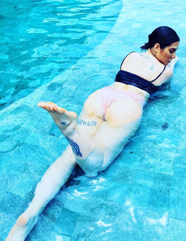 Cleo relaxa em piscina (Foto: Reprodução/Instagram)