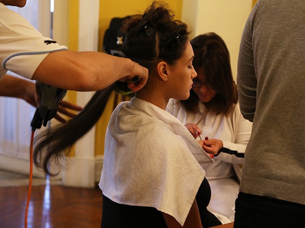 Débora Nascimento prepara o penteado para viver Sueli em Alto Astral (Foto: Maria Clara Lima/Gshow)