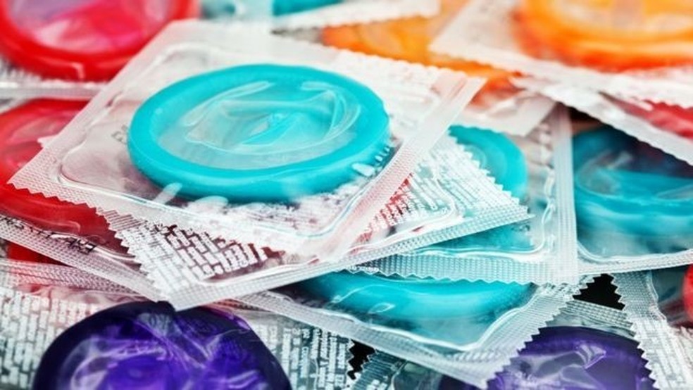 Esquema de distribuição gratuita de preservativos pode ser usado como modelo para produtos menstruais — Foto: Getty Images via BBC