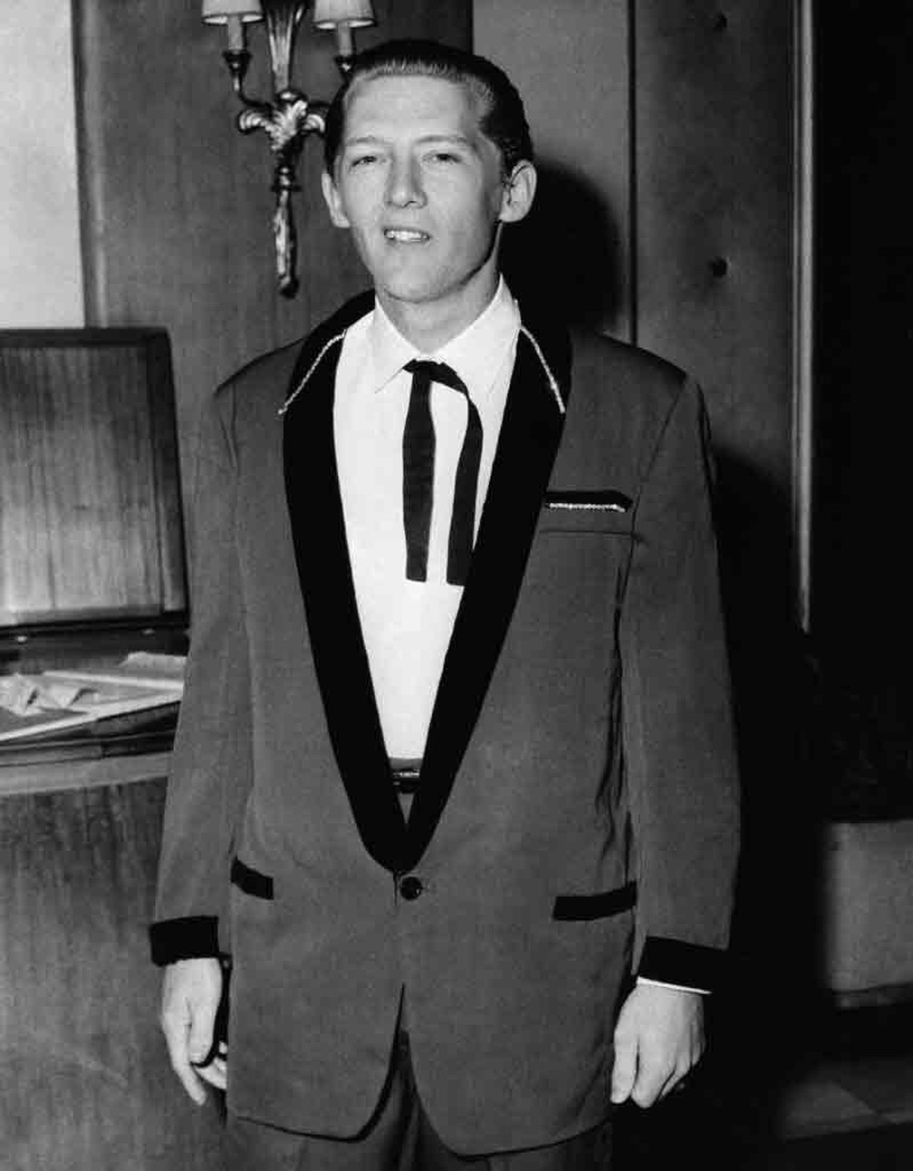 Jerry Lee Lewis aos 22 anos, na sua casa em Memphis, nos Estados Unidos — Foto: Leonard 'Buster' Brown/Associated Press