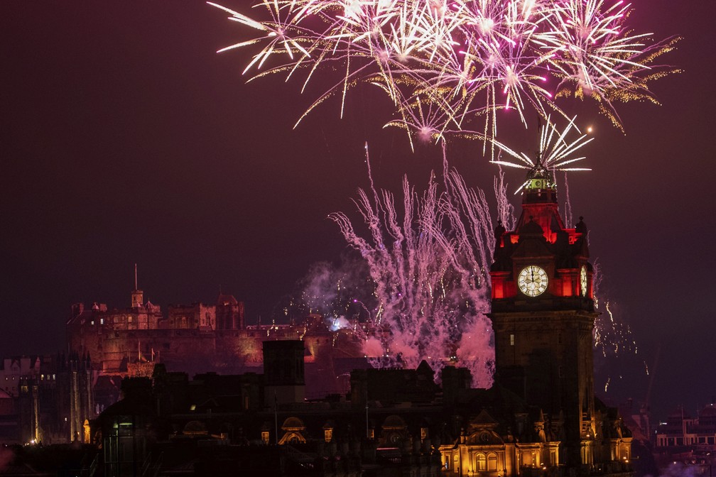 Fogos celebram a chegada de 2020 em Edimburgo, na Escócia — Foto: Edinburgh's Hogmany via AP