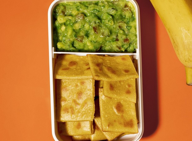 A receita de torrada grão de bico com guacamole também leva mostarda, cominho e levedura nutricional (opcional) (Foto: Naveia / Divulgação)