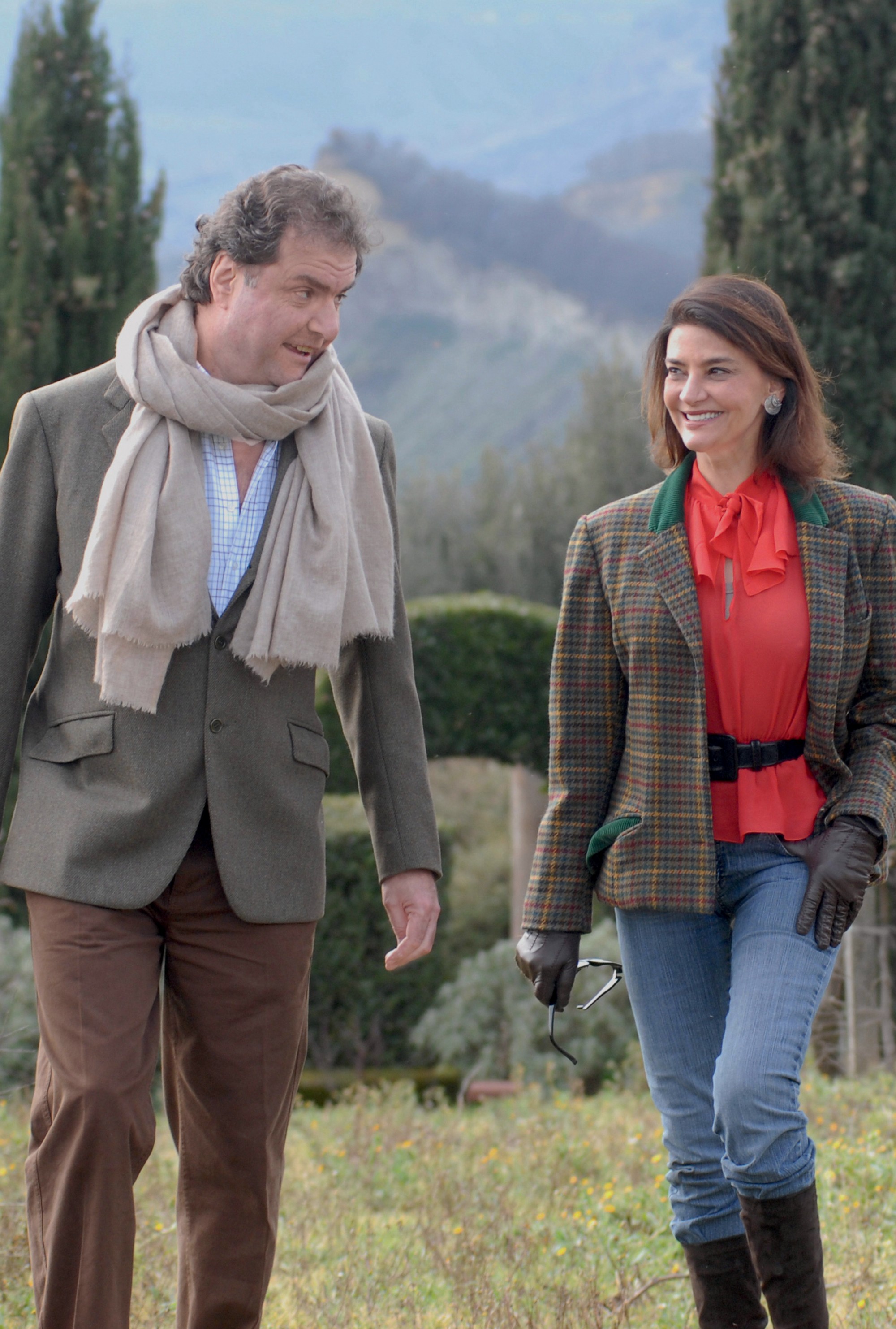 Terroir à vista: Paolo e Noemia D'Amico caminham pelos vinhedos da Villa Tirrena. (Foto: divulgação)