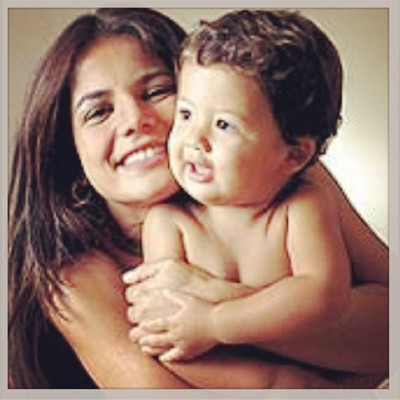 Nívea Stelmann abraçada ao filho Miguel, ainda bebê (Foto: Reprodução/Instagram)