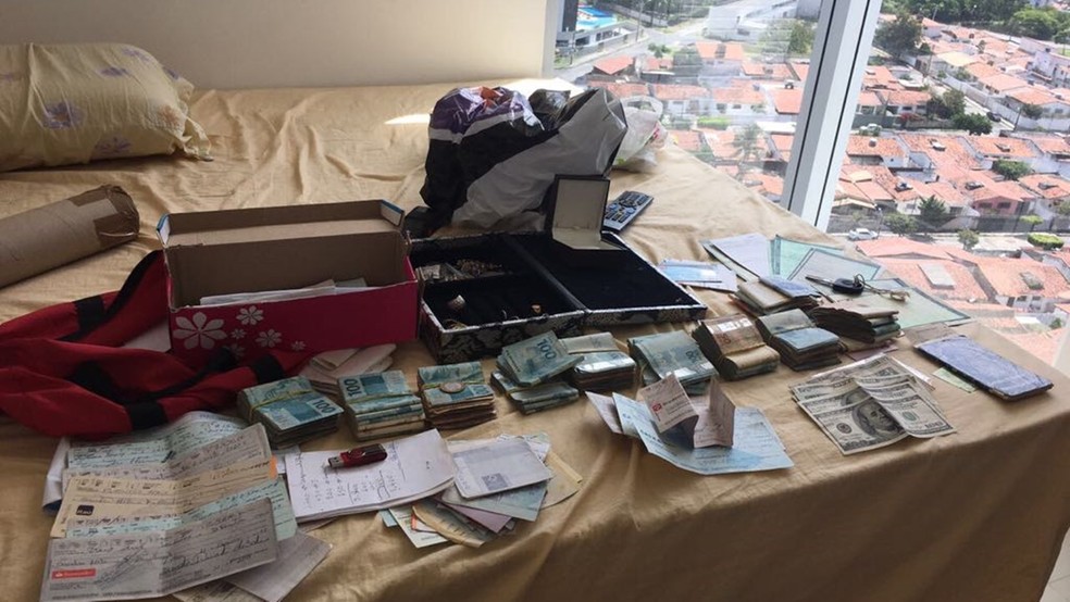 Cheques, notas promissórias, dólares e mais dinheiro foram apreendidos em apartamento dos suspeitos em João Pessoa (Foto: Lucas Sá/DDF)