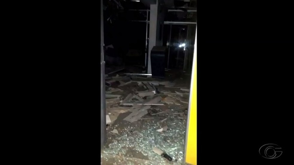 Agência ficou destruída após ação dos criminosos (Foto: Reprodução/TV Gazeta)