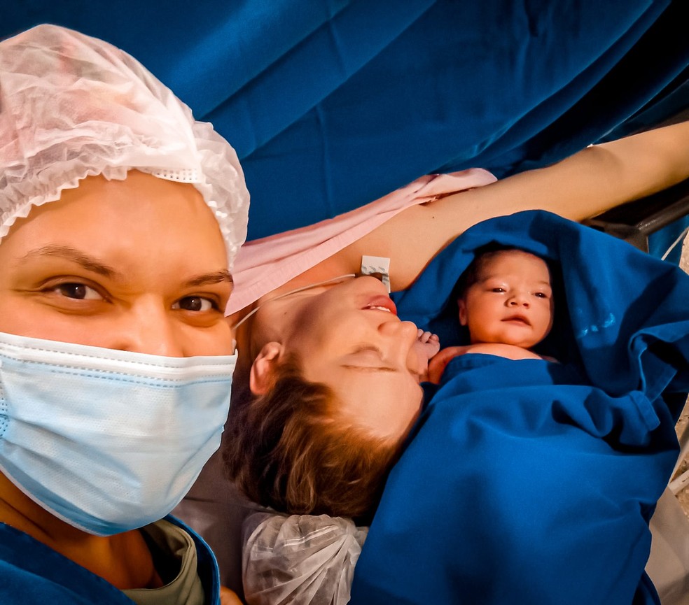 Nicolly após nascimento da Stella com a mãe, Jheyniffer Lamana, em Limeira — Foto: Nicolly Cardozo/Arquivo pessoal