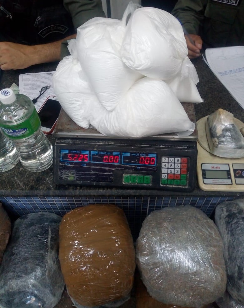 Cocaína e maconha foram apreendidas em ação da PM na Iputinga, no Recife — Foto: Polícia Militar/Divulgação