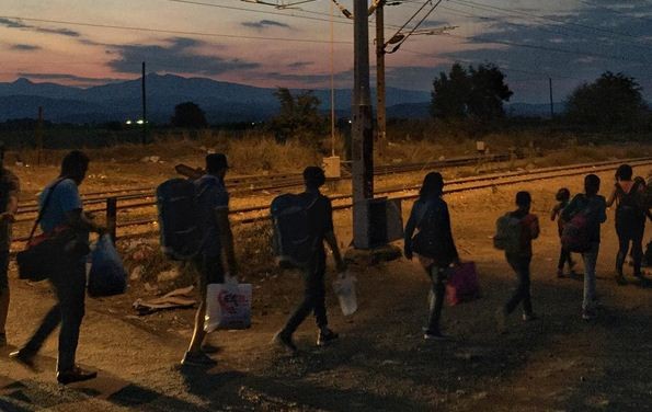 Pessoas caminham em direção à fronteira da Grécia, uma das portas de entrada da Europa para refugiados, grande parte deles vindos da Síria (Foto: Reprodução/ Instagram @UNRefugees)