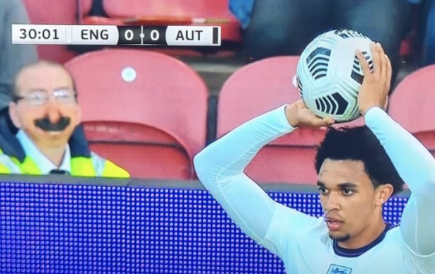 Segurança usando máscara na lateral do jogo entre as seleções da Inglaterra e da Áustria (Foto: reprodução)
