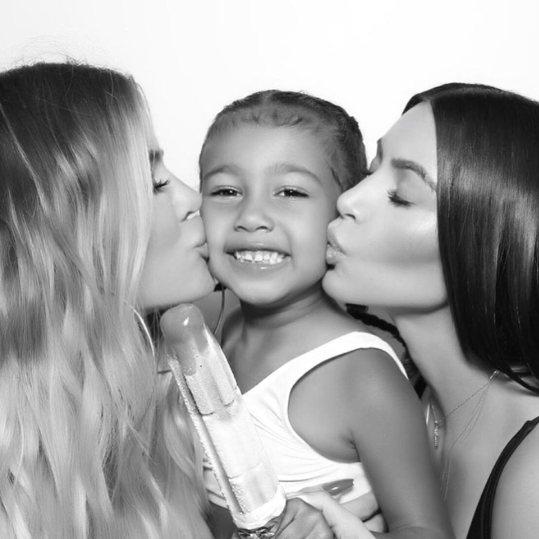 Kim Kardashian resgata álbum de fotos no aniversário de Khloe Kardashian (Foto: Reprodução/Instagram)