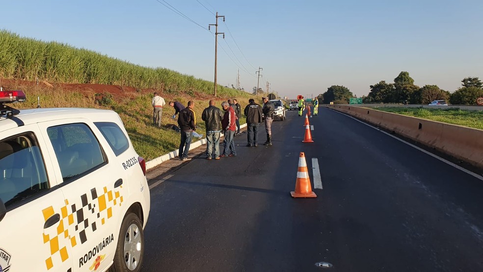 Ciclista morre após ser atingido por van em rodovia de Ourinhos — Foto: Laperuta/Passando a Régua/Divulgação