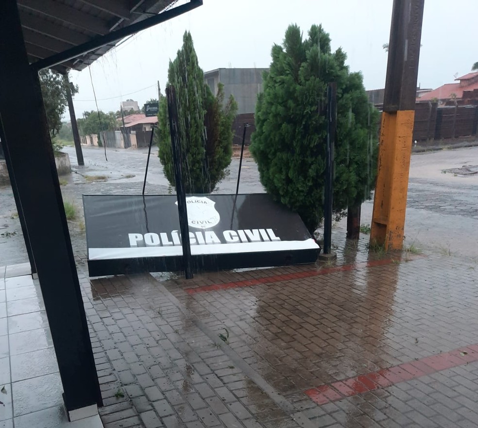 Placa de delegacia cai em Jaguaruna — Foto: Secom/Divulgação