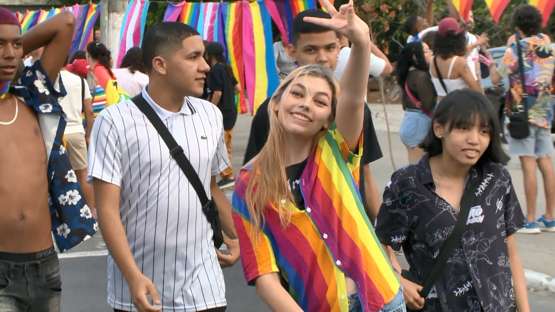 Manifesto LGBTQIA+ reuniu centenas de pessoas em Vitória: veja fotos