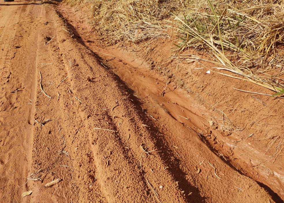 Falta de curva de nível, por exemplo, prejudica estradas rurais; neste trecho, água toma conta e atrapalha trânsito em dias de chuva devido ao acúmulo de água — Foto: Stephanie Fonseca/G1 