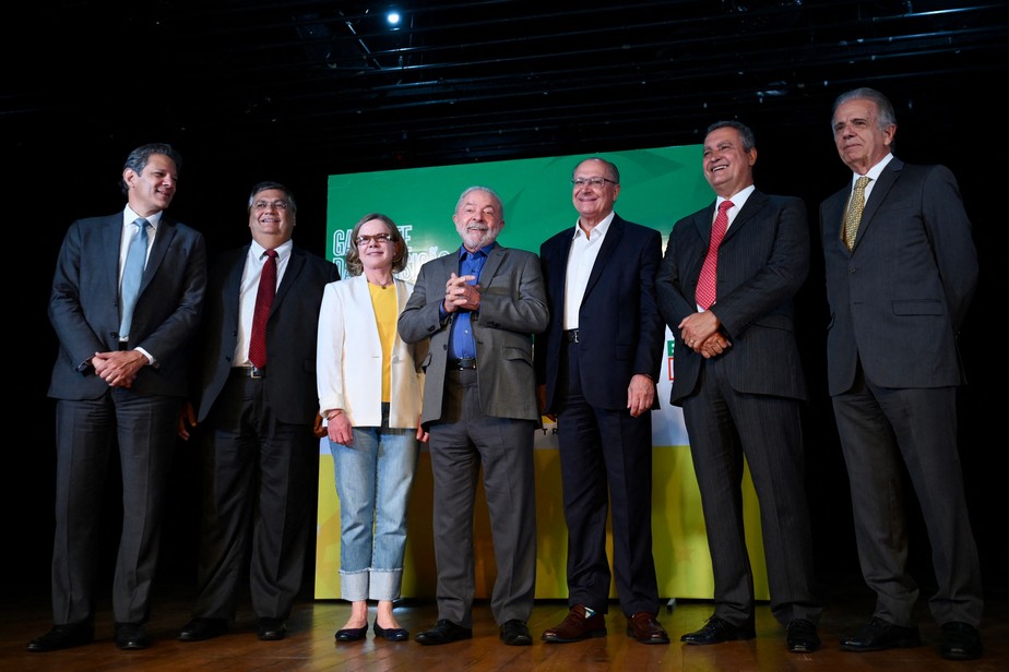 Lula no anuncio de seus primeiros ministros: presidente eleito planeja próxima leva com mulheres