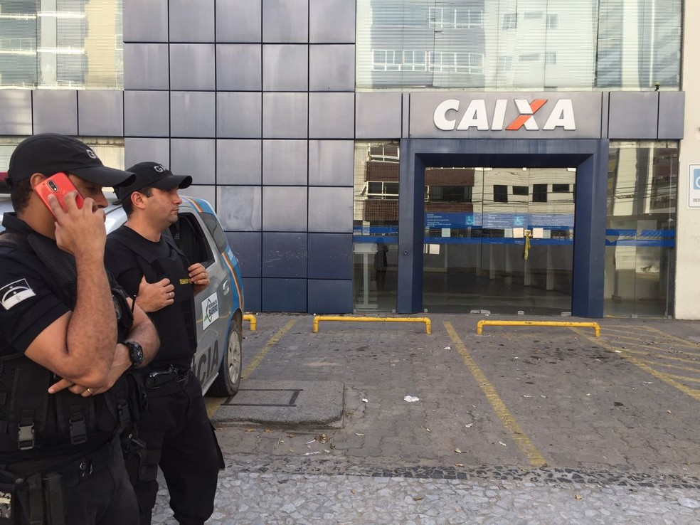 Ag&ecirc;ncia da Caixa de Olinda foi alvo de bandidos, na madrugada desta segunda-feira (16) (Foto: M&ocirc;nica Silveira/TV Globo)
