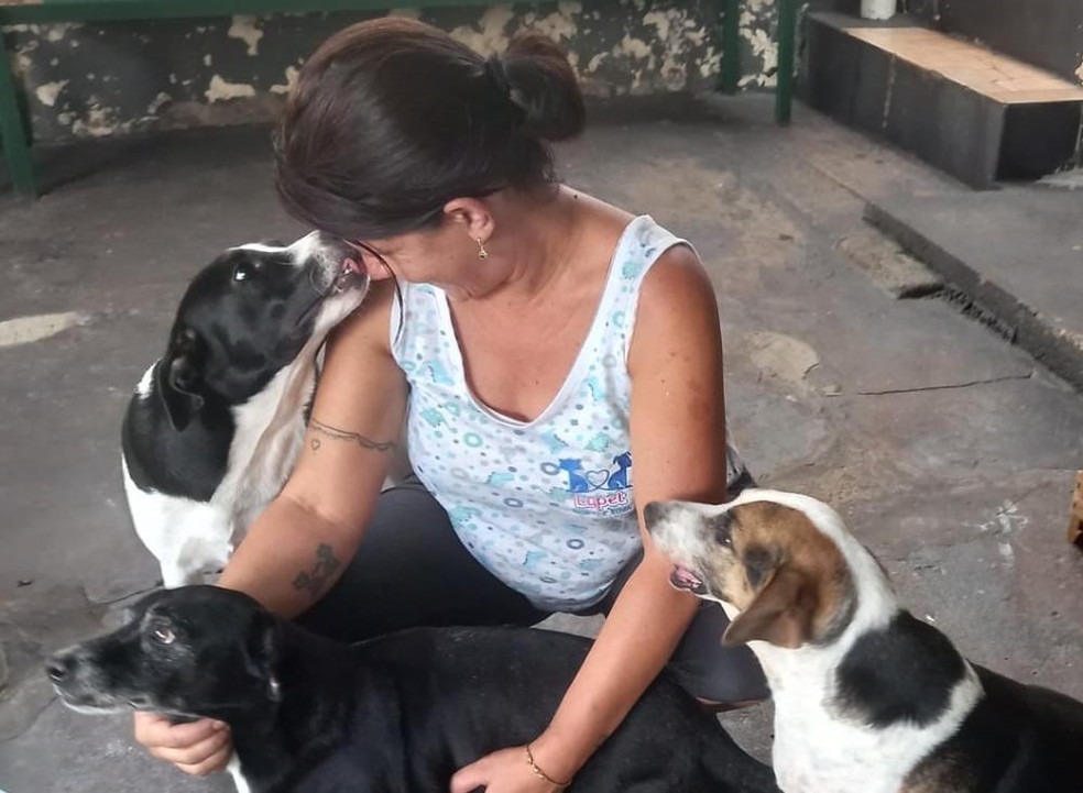 Sertanejo Gian doa teclado autografado para ajudar protetora de animais em Bauru — Foto: Arquivo pessoal