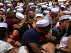 Dezenas de casais recriam célebre cena de beijo na Times Square