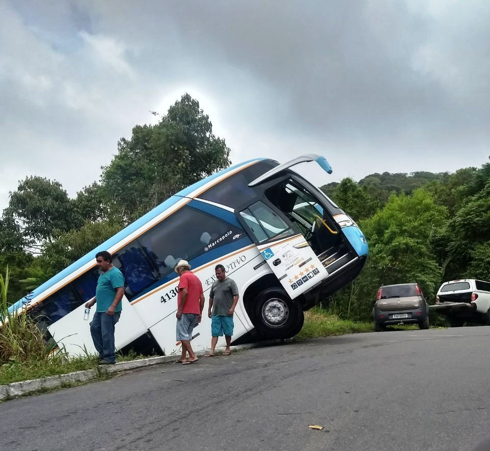 Veículo pode ter perdido o freio, segundo a Polícia Militar (Foto: G1 Santos)