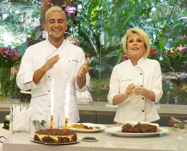 André se emociona com bolo surpresa! (Foto: Mais Você / TV Globo)
