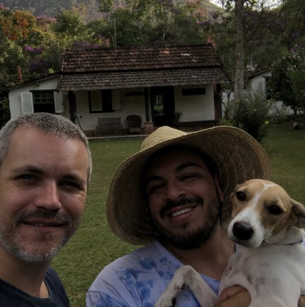Luis Lobianco e o marido, Lúcio, na casa deles na Serra  — Foto: Arquivo pessoal 