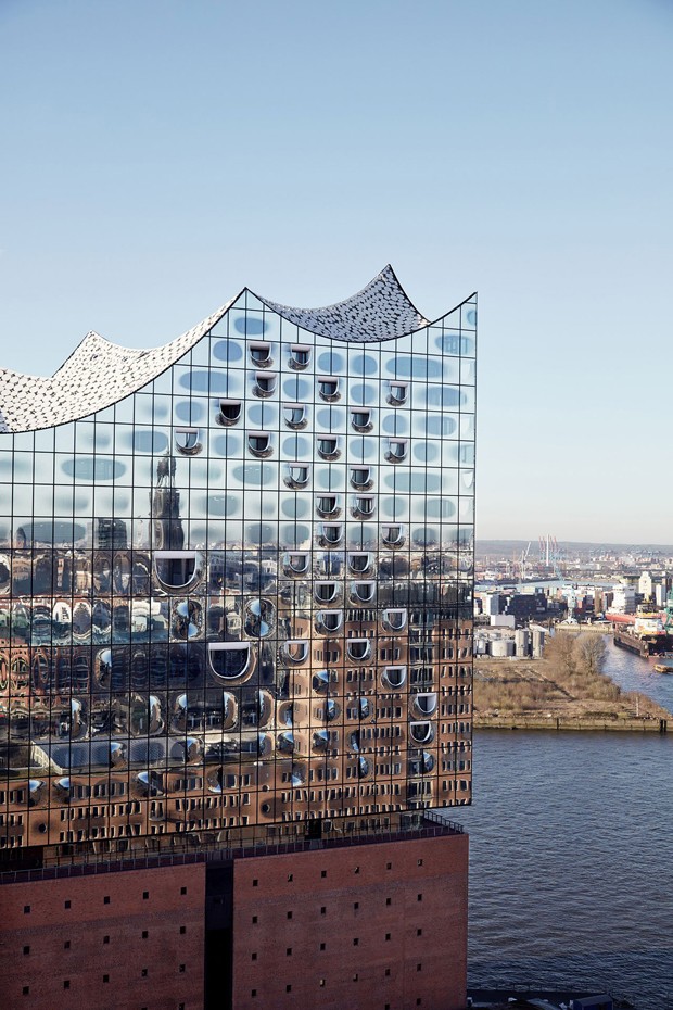 Centro cultural em Hamburgo é um grande (e magnífico) castelo de vidro (Foto: Reprodução)